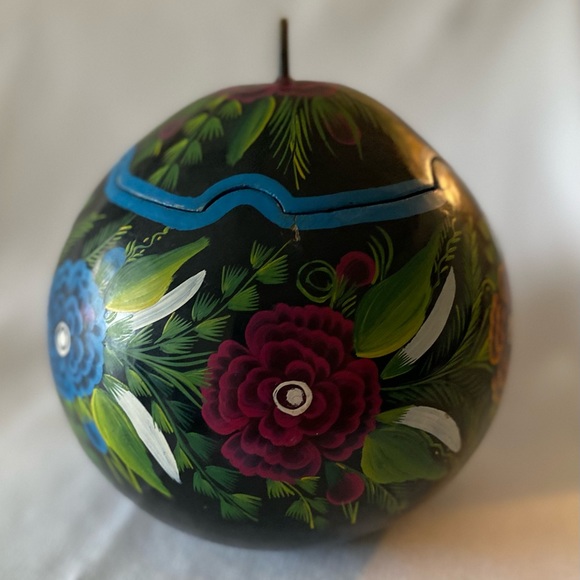 Gorgeous Vintage Folk Art Hand Painted Floral Gourd Trinket Box with Lid - Picture 16 of 16